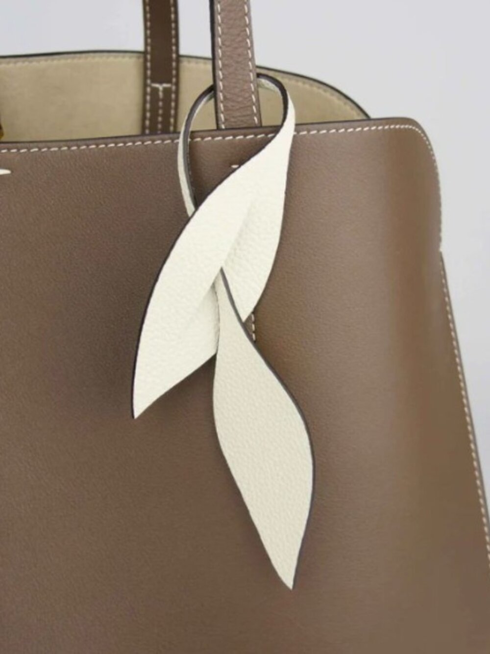 Fleuron Folia bag charm - white